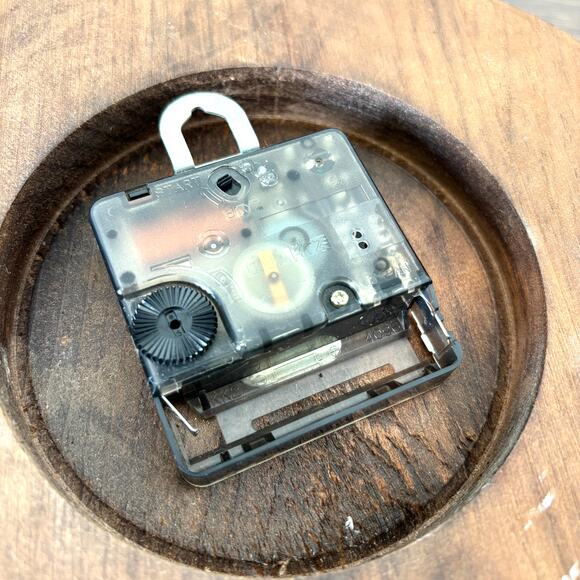 Verichron Quartz Wall Clock - Solid Wood - Vintage Mid Century - Made in USA - Picture 4 of 4